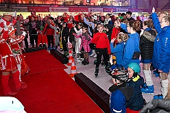 Karneval ONI CE 2025-01-24 38  Karneval ON ICE mit Prinzenwiegen - Das Prinzenwiegen der kleinen wie großen Tollitäten war neu im Programm der dritten Auflage von „Karneval ON ICE“ in der PreZero Rheinlandhalle . Dazu Eislaufen bei karnevalistischem Tönen. Dann wurde  auch noch Eishockey gespielt, Team Karneval gegen Team Rathaus, mit dem Sieg in diesem Jahr für das Team Rathaus. : DVPJ, Prinz, Prinzessin, Pagen, HDK, Duisburg, Karneval, Helau, Tollität, Event, Session 2024, Session 2025, Holger II, Phil II., Mia I., Hauptausschuss, Gemeinschaft, Hauptausschuss Karneval Duisburg, Duisburg ist echt