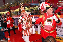 Karneval ONI CE 2025-01-24 40  Karneval ON ICE mit Prinzenwiegen - Das Prinzenwiegen der kleinen wie großen Tollitäten war neu im Programm der dritten Auflage von „Karneval ON ICE“ in der PreZero Rheinlandhalle . Dazu Eislaufen bei karnevalistischem Tönen. Dann wurde  auch noch Eishockey gespielt, Team Karneval gegen Team Rathaus, mit dem Sieg in diesem Jahr für das Team Rathaus. : DVPJ, Prinz, Prinzessin, Pagen, HDK, Duisburg, Karneval, Helau, Tollität, Event, Session 2024, Session 2025, Holger II, Phil II., Mia I., Hauptausschuss, Gemeinschaft, Hauptausschuss Karneval Duisburg, Duisburg ist echt