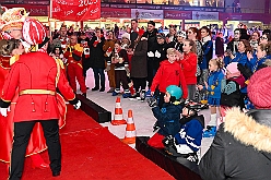 Karneval ONI CE 2025-01-24 41  Karneval ON ICE mit Prinzenwiegen - Das Prinzenwiegen der kleinen wie großen Tollitäten war neu im Programm der dritten Auflage von „Karneval ON ICE“ in der PreZero Rheinlandhalle . Dazu Eislaufen bei karnevalistischem Tönen. Dann wurde  auch noch Eishockey gespielt, Team Karneval gegen Team Rathaus, mit dem Sieg in diesem Jahr für das Team Rathaus. : DVPJ, Prinz, Prinzessin, Pagen, HDK, Duisburg, Karneval, Helau, Tollität, Event, Session 2024, Session 2025, Holger II, Phil II., Mia I., Hauptausschuss, Gemeinschaft, Hauptausschuss Karneval Duisburg, Duisburg ist echt