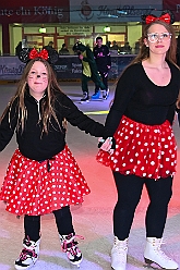 Karneval ONI CE 2025-01-24 43  Karneval ON ICE mit Prinzenwiegen - Das Prinzenwiegen der kleinen wie großen Tollitäten war neu im Programm der dritten Auflage von „Karneval ON ICE“ in der PreZero Rheinlandhalle . Dazu Eislaufen bei karnevalistischem Tönen. Dann wurde  auch noch Eishockey gespielt, Team Karneval gegen Team Rathaus, mit dem Sieg in diesem Jahr für das Team Rathaus. : DVPJ, Prinz, Prinzessin, Pagen, HDK, Duisburg, Karneval, Helau, Tollität, Event, Session 2024, Session 2025, Holger II, Phil II., Mia I., Hauptausschuss, Gemeinschaft, Hauptausschuss Karneval Duisburg, Duisburg ist echt