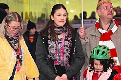 Karneval ONI CE 2025-01-24 44  Karneval ON ICE mit Prinzenwiegen - Das Prinzenwiegen der kleinen wie großen Tollitäten war neu im Programm der dritten Auflage von „Karneval ON ICE“ in der PreZero Rheinlandhalle . Dazu Eislaufen bei karnevalistischem Tönen. Dann wurde  auch noch Eishockey gespielt, Team Karneval gegen Team Rathaus, mit dem Sieg in diesem Jahr für das Team Rathaus. : DVPJ, Prinz, Prinzessin, Pagen, HDK, Duisburg, Karneval, Helau, Tollität, Event, Session 2024, Session 2025, Holger II, Phil II., Mia I., Hauptausschuss, Gemeinschaft, Hauptausschuss Karneval Duisburg, Duisburg ist echt