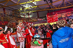 Karneval ONI CE 2025-01-24 45  Karneval ON ICE mit Prinzenwiegen - Das Prinzenwiegen der kleinen wie großen Tollitäten war neu im Programm der dritten Auflage von „Karneval ON ICE“ in der PreZero Rheinlandhalle . Dazu Eislaufen bei karnevalistischem Tönen. Dann wurde  auch noch Eishockey gespielt, Team Karneval gegen Team Rathaus, mit dem Sieg in diesem Jahr für das Team Rathaus. : DVPJ, Prinz, Prinzessin, Pagen, HDK, Duisburg, Karneval, Helau, Tollität, Event, Session 2024, Session 2025, Holger II, Phil II., Mia I., Hauptausschuss, Gemeinschaft, Hauptausschuss Karneval Duisburg, Duisburg ist echt