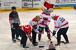 Karneval ONI CE 2025-01-24 55  Karneval ON ICE mit Prinzenwiegen - Das Prinzenwiegen der kleinen wie großen Tollitäten war neu im Programm der dritten Auflage von „Karneval ON ICE“ in der PreZero Rheinlandhalle . Dazu Eislaufen bei karnevalistischem Tönen. Dann wurde  auch noch Eishockey gespielt, Team Karneval gegen Team Rathaus, mit dem Sieg in diesem Jahr für das Team Rathaus. : DVPJ, Prinz, Prinzessin, Pagen, HDK, Duisburg, Karneval, Helau, Tollität, Event, Session 2024, Session 2025, Holger II, Phil II., Mia I., Hauptausschuss, Gemeinschaft, Hauptausschuss Karneval Duisburg, Duisburg ist echt