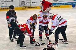 Karneval ONI CE 2025-01-24 56  Karneval ON ICE mit Prinzenwiegen - Das Prinzenwiegen der kleinen wie großen Tollitäten war neu im Programm der dritten Auflage von „Karneval ON ICE“ in der PreZero Rheinlandhalle . Dazu Eislaufen bei karnevalistischem Tönen. Dann wurde  auch noch Eishockey gespielt, Team Karneval gegen Team Rathaus, mit dem Sieg in diesem Jahr für das Team Rathaus. : DVPJ, Prinz, Prinzessin, Pagen, HDK, Duisburg, Karneval, Helau, Tollität, Event, Session 2024, Session 2025, Holger II, Phil II., Mia I., Hauptausschuss, Gemeinschaft, Hauptausschuss Karneval Duisburg, Duisburg ist echt