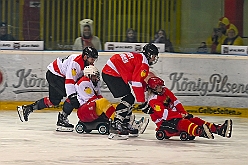 Karneval ONI CE 2025-01-24 65  Karneval ON ICE mit Prinzenwiegen - Das Prinzenwiegen der kleinen wie großen Tollitäten war neu im Programm der dritten Auflage von „Karneval ON ICE“ in der PreZero Rheinlandhalle . Dazu Eislaufen bei karnevalistischem Tönen. Dann wurde  auch noch Eishockey gespielt, Team Karneval gegen Team Rathaus, mit dem Sieg in diesem Jahr für das Team Rathaus. : DVPJ, Prinz, Prinzessin, Pagen, HDK, Duisburg, Karneval, Helau, Tollität, Event, Session 2024, Session 2025, Holger II, Phil II., Mia I., Hauptausschuss, Gemeinschaft, Hauptausschuss Karneval Duisburg, Duisburg ist echt