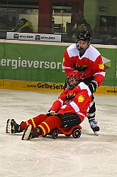 Karneval ONI CE 2025-01-24 67  Karneval ON ICE mit Prinzenwiegen - Das Prinzenwiegen der kleinen wie großen Tollitäten war neu im Programm der dritten Auflage von „Karneval ON ICE“ in der PreZero Rheinlandhalle . Dazu Eislaufen bei karnevalistischem Tönen. Dann wurde  auch noch Eishockey gespielt, Team Karneval gegen Team Rathaus, mit dem Sieg in diesem Jahr für das Team Rathaus. : DVPJ, Prinz, Prinzessin, Pagen, HDK, Duisburg, Karneval, Helau, Tollität, Event, Session 2024, Session 2025, Holger II, Phil II., Mia I., Hauptausschuss, Gemeinschaft, Hauptausschuss Karneval Duisburg, Duisburg ist echt