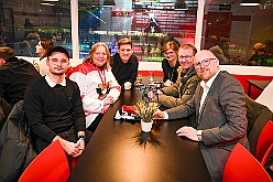 Karneval ONI CE 2025-01-24 71  Karneval ON ICE mit Prinzenwiegen - Das Prinzenwiegen der kleinen wie großen Tollitäten war neu im Programm der dritten Auflage von „Karneval ON ICE“ in der PreZero Rheinlandhalle . Dazu Eislaufen bei karnevalistischem Tönen. Dann wurde  auch noch Eishockey gespielt, Team Karneval gegen Team Rathaus, mit dem Sieg in diesem Jahr für das Team Rathaus. : DVPJ, Prinz, Prinzessin, Pagen, HDK, Duisburg, Karneval, Helau, Tollität, Event, Session 2024, Session 2025, Holger II, Phil II., Mia I., Hauptausschuss, Gemeinschaft, Hauptausschuss Karneval Duisburg, Duisburg ist echt