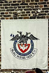 01 Ehrengarde 2025-01-24 01  Unser erster Tour-Tag - Unser Tourtag beginnt schon am Freitagabend bei der Gemeinschaftssitzung von der Eherngarde und dem Löschzug Stadtmitte in der „Alten Feuerwache“. Weite geht es dann am frühen Abend Bein Kinderkarneval von Rot-Weiß Hamborn-Marxloh. Von dort fahren wir auf die andere Rheinseite zum III. Kostümball der 1. KG Baerl. Der letzte Auftritt ist dann auf der Prunksitzung der KG Sonniger Süden in der Falkstraße.