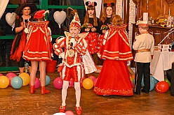 02 Kinderkarn RW HamMarx 2025-01-25 01  Unser erster Tour-Tag - Unser Tourtag beginnt schon am Freitagabend bei der Gemeinschaftssitzung von der Eherngarde und dem Löschzug Stadtmitte in der „Alten Feuerwache“. Weite geht es dann am frühen Abend Bein Kinderkarneval von Rot-Weiß Hamborn-Marxloh. Von dort fahren wir auf die andere Rheinseite zum III. Kostümball der 1. KG Baerl. Der letzte Auftritt ist dann auf der Prunksitzung der KG Sonniger Süden in der Falkstraße. : DVPJ, Holger II, Kinderprinz Phil II., Prinzessin, Mia I., Prinzessin Mia I., HDK, Duisburg, Karneval, Helau, Tollität, Event, Session 2024, Session 2025, Hauptausschuss, Gemeinschaft, Hauptausschuss Karneval Duisburg, Duisburg ist echt