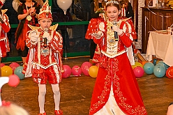 02 Kinderkarn RW HamMarx 2025-01-25 04  Unser erster Tour-Tag - Unser Tourtag beginnt schon am Freitagabend bei der Gemeinschaftssitzung von der Eherngarde und dem Löschzug Stadtmitte in der „Alten Feuerwache“. Weite geht es dann am frühen Abend Bein Kinderkarneval von Rot-Weiß Hamborn-Marxloh. Von dort fahren wir auf die andere Rheinseite zum III. Kostümball der 1. KG Baerl. Der letzte Auftritt ist dann auf der Prunksitzung der KG Sonniger Süden in der Falkstraße. : DVPJ, Holger II, Kinderprinz Phil II., Prinzessin, Mia I., Prinzessin Mia I., HDK, Duisburg, Karneval, Helau, Tollität, Event, Session 2024, Session 2025, Hauptausschuss, Gemeinschaft, Hauptausschuss Karneval Duisburg, Duisburg ist echt