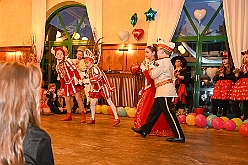 02 Kinderkarn RW HamMarx 2025-01-25 05  Unser erster Tour-Tag - Unser Tourtag beginnt schon am Freitagabend bei der Gemeinschaftssitzung von der Eherngarde und dem Löschzug Stadtmitte in der „Alten Feuerwache“. Weite geht es dann am frühen Abend Bein Kinderkarneval von Rot-Weiß Hamborn-Marxloh. Von dort fahren wir auf die andere Rheinseite zum III. Kostümball der 1. KG Baerl. Der letzte Auftritt ist dann auf der Prunksitzung der KG Sonniger Süden in der Falkstraße. : DVPJ, Holger II, Kinderprinz Phil II., Prinzessin, Mia I., Prinzessin Mia I., HDK, Duisburg, Karneval, Helau, Tollität, Event, Session 2024, Session 2025, Hauptausschuss, Gemeinschaft, Hauptausschuss Karneval Duisburg, Duisburg ist echt