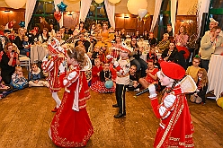 02 Kinderkarn RW HamMarx 2025-01-25 07  Unser erster Tour-Tag - Unser Tourtag beginnt schon am Freitagabend bei der Gemeinschaftssitzung von der Eherngarde und dem Löschzug Stadtmitte in der „Alten Feuerwache“. Weite geht es dann am frühen Abend Bein Kinderkarneval von Rot-Weiß Hamborn-Marxloh. Von dort fahren wir auf die andere Rheinseite zum III. Kostümball der 1. KG Baerl. Der letzte Auftritt ist dann auf der Prunksitzung der KG Sonniger Süden in der Falkstraße. : DVPJ, Holger II, Kinderprinz Phil II., Prinzessin, Mia I., Prinzessin Mia I., HDK, Duisburg, Karneval, Helau, Tollität, Event, Session 2024, Session 2025, Hauptausschuss, Gemeinschaft, Hauptausschuss Karneval Duisburg, Duisburg ist echt