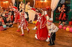 02 Kinderkarn RW HamMarx 2025-01-25 11  Unser erster Tour-Tag - Unser Tourtag beginnt schon am Freitagabend bei der Gemeinschaftssitzung von der Eherngarde und dem Löschzug Stadtmitte in der „Alten Feuerwache“. Weite geht es dann am frühen Abend Bein Kinderkarneval von Rot-Weiß Hamborn-Marxloh. Von dort fahren wir auf die andere Rheinseite zum III. Kostümball der 1. KG Baerl. Der letzte Auftritt ist dann auf der Prunksitzung der KG Sonniger Süden in der Falkstraße. : DVPJ, Holger II, Kinderprinz Phil II., Prinzessin, Mia I., Prinzessin Mia I., HDK, Duisburg, Karneval, Helau, Tollität, Event, Session 2024, Session 2025, Hauptausschuss, Gemeinschaft, Hauptausschuss Karneval Duisburg, Duisburg ist echt