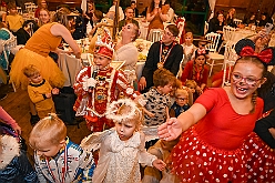 02 Kinderkarn RW HamMarx 2025-01-25 12  Unser erster Tour-Tag - Unser Tourtag beginnt schon am Freitagabend bei der Gemeinschaftssitzung von der Eherngarde und dem Löschzug Stadtmitte in der „Alten Feuerwache“. Weite geht es dann am frühen Abend Bein Kinderkarneval von Rot-Weiß Hamborn-Marxloh. Von dort fahren wir auf die andere Rheinseite zum III. Kostümball der 1. KG Baerl. Der letzte Auftritt ist dann auf der Prunksitzung der KG Sonniger Süden in der Falkstraße. : DVPJ, Holger II, Kinderprinz Phil II., Prinzessin, Mia I., Prinzessin Mia I., HDK, Duisburg, Karneval, Helau, Tollität, Event, Session 2024, Session 2025, Hauptausschuss, Gemeinschaft, Hauptausschuss Karneval Duisburg, Duisburg ist echt
