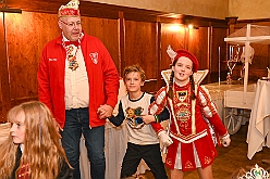 02 Kinderkarn RW HamMarx 2025-01-25 13  Unser erster Tour-Tag - Unser Tourtag beginnt schon am Freitagabend bei der Gemeinschaftssitzung von der Eherngarde und dem Löschzug Stadtmitte in der „Alten Feuerwache“. Weite geht es dann am frühen Abend Bein Kinderkarneval von Rot-Weiß Hamborn-Marxloh. Von dort fahren wir auf die andere Rheinseite zum III. Kostümball der 1. KG Baerl. Der letzte Auftritt ist dann auf der Prunksitzung der KG Sonniger Süden in der Falkstraße. : DVPJ, Holger II, Kinderprinz Phil II., Prinzessin, Mia I., Prinzessin Mia I., HDK, Duisburg, Karneval, Helau, Tollität, Event, Session 2024, Session 2025, Hauptausschuss, Gemeinschaft, Hauptausschuss Karneval Duisburg, Duisburg ist echt