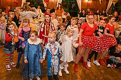 02 Kinderkarn RW HamMarx 2025-01-25 15  Unser erster Tour-Tag - Unser Tourtag beginnt schon am Freitagabend bei der Gemeinschaftssitzung von der Eherngarde und dem Löschzug Stadtmitte in der „Alten Feuerwache“. Weite geht es dann am frühen Abend Bein Kinderkarneval von Rot-Weiß Hamborn-Marxloh. Von dort fahren wir auf die andere Rheinseite zum III. Kostümball der 1. KG Baerl. Der letzte Auftritt ist dann auf der Prunksitzung der KG Sonniger Süden in der Falkstraße. : DVPJ, Holger II, Kinderprinz Phil II., Prinzessin, Mia I., Prinzessin Mia I., HDK, Duisburg, Karneval, Helau, Tollität, Event, Session 2024, Session 2025, Hauptausschuss, Gemeinschaft, Hauptausschuss Karneval Duisburg, Duisburg ist echt