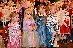 02 Kinderkarn RW HamMarx 2025-01-25 21  Unser erster Tour-Tag - Unser Tourtag beginnt schon am Freitagabend bei der Gemeinschaftssitzung von der Eherngarde und dem Löschzug Stadtmitte in der „Alten Feuerwache“. Weite geht es dann am frühen Abend Bein Kinderkarneval von Rot-Weiß Hamborn-Marxloh. Von dort fahren wir auf die andere Rheinseite zum III. Kostümball der 1. KG Baerl. Der letzte Auftritt ist dann auf der Prunksitzung der KG Sonniger Süden in der Falkstraße. : DVPJ, Holger II, Kinderprinz Phil II., Prinzessin, Mia I., Prinzessin Mia I., HDK, Duisburg, Karneval, Helau, Tollität, Event, Session 2024, Session 2025, Hauptausschuss, Gemeinschaft, Hauptausschuss Karneval Duisburg, Duisburg ist echt