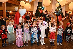 02 Kinderkarn RW HamMarx 2025-01-25 23  Unser erster Tour-Tag - Unser Tourtag beginnt schon am Freitagabend bei der Gemeinschaftssitzung von der Eherngarde und dem Löschzug Stadtmitte in der „Alten Feuerwache“. Weite geht es dann am frühen Abend Bein Kinderkarneval von Rot-Weiß Hamborn-Marxloh. Von dort fahren wir auf die andere Rheinseite zum III. Kostümball der 1. KG Baerl. Der letzte Auftritt ist dann auf der Prunksitzung der KG Sonniger Süden in der Falkstraße. : DVPJ, Holger II, Kinderprinz Phil II., Prinzessin, Mia I., Prinzessin Mia I., HDK, Duisburg, Karneval, Helau, Tollität, Event, Session 2024, Session 2025, Hauptausschuss, Gemeinschaft, Hauptausschuss Karneval Duisburg, Duisburg ist echt