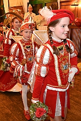 02 Kinderkarn RW HamMarx 2025-01-25 25  Unser erster Tour-Tag - Unser Tourtag beginnt schon am Freitagabend bei der Gemeinschaftssitzung von der Eherngarde und dem Löschzug Stadtmitte in der „Alten Feuerwache“. Weite geht es dann am frühen Abend Bein Kinderkarneval von Rot-Weiß Hamborn-Marxloh. Von dort fahren wir auf die andere Rheinseite zum III. Kostümball der 1. KG Baerl. Der letzte Auftritt ist dann auf der Prunksitzung der KG Sonniger Süden in der Falkstraße. : DVPJ, Holger II, Kinderprinz Phil II., Prinzessin, Mia I., Prinzessin Mia I., HDK, Duisburg, Karneval, Helau, Tollität, Event, Session 2024, Session 2025, Hauptausschuss, Gemeinschaft, Hauptausschuss Karneval Duisburg, Duisburg ist echt