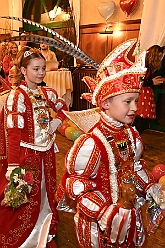 02 Kinderkarn RW HamMarx 2025-01-25 26  Unser erster Tour-Tag - Unser Tourtag beginnt schon am Freitagabend bei der Gemeinschaftssitzung von der Eherngarde und dem Löschzug Stadtmitte in der „Alten Feuerwache“. Weite geht es dann am frühen Abend Bein Kinderkarneval von Rot-Weiß Hamborn-Marxloh. Von dort fahren wir auf die andere Rheinseite zum III. Kostümball der 1. KG Baerl. Der letzte Auftritt ist dann auf der Prunksitzung der KG Sonniger Süden in der Falkstraße. : DVPJ, Holger II, Kinderprinz Phil II., Prinzessin, Mia I., Prinzessin Mia I., HDK, Duisburg, Karneval, Helau, Tollität, Event, Session 2024, Session 2025, Hauptausschuss, Gemeinschaft, Hauptausschuss Karneval Duisburg, Duisburg ist echt