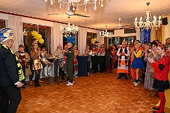 03 Kostuem KGBaerl 2025-01-25 02  Unser erster Tour-Tag - Unser Tourtag beginnt schon am Freitagabend bei der Gemeinschaftssitzung von der Eherngarde und dem Löschzug Stadtmitte in der „Alten Feuerwache“. Weite geht es dann am frühen Abend Bein Kinderkarneval von Rot-Weiß Hamborn-Marxloh. Von dort fahren wir auf die andere Rheinseite zum III. Kostümball der 1. KG Baerl. Der letzte Auftritt ist dann auf der Prunksitzung der KG Sonniger Süden in der Falkstraße. : DVPJ, Holger II, Kinderprinz Phil II., Prinzessin, Mia I., Prinzessin Mia I., HDK, Duisburg, Karneval, Helau, Tollität, Event, Session 2024, Session 2025, Hauptausschuss, Gemeinschaft, Hauptausschuss Karneval Duisburg, Duisburg ist echt