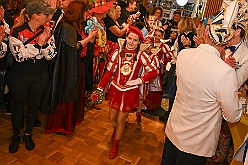 03 Kostuem KGBaerl 2025-01-25 05  Unser erster Tour-Tag - Unser Tourtag beginnt schon am Freitagabend bei der Gemeinschaftssitzung von der Eherngarde und dem Löschzug Stadtmitte in der „Alten Feuerwache“. Weite geht es dann am frühen Abend Bein Kinderkarneval von Rot-Weiß Hamborn-Marxloh. Von dort fahren wir auf die andere Rheinseite zum III. Kostümball der 1. KG Baerl. Der letzte Auftritt ist dann auf der Prunksitzung der KG Sonniger Süden in der Falkstraße. : DVPJ, Holger II, Kinderprinz Phil II., Prinzessin, Mia I., Prinzessin Mia I., HDK, Duisburg, Karneval, Helau, Tollität, Event, Session 2024, Session 2025, Hauptausschuss, Gemeinschaft, Hauptausschuss Karneval Duisburg, Duisburg ist echt