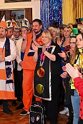 03 Kostuem KGBaerl 2025-01-25 09  Unser erster Tour-Tag - Unser Tourtag beginnt schon am Freitagabend bei der Gemeinschaftssitzung von der Eherngarde und dem Löschzug Stadtmitte in der „Alten Feuerwache“. Weite geht es dann am frühen Abend Bein Kinderkarneval von Rot-Weiß Hamborn-Marxloh. Von dort fahren wir auf die andere Rheinseite zum III. Kostümball der 1. KG Baerl. Der letzte Auftritt ist dann auf der Prunksitzung der KG Sonniger Süden in der Falkstraße. : DVPJ, Holger II, Kinderprinz Phil II., Prinzessin, Mia I., Prinzessin Mia I., HDK, Duisburg, Karneval, Helau, Tollität, Event, Session 2024, Session 2025, Hauptausschuss, Gemeinschaft, Hauptausschuss Karneval Duisburg, Duisburg ist echt
