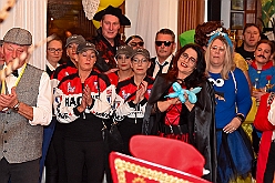 03 Kostuem KGBaerl 2025-01-25 10  Unser erster Tour-Tag - Unser Tourtag beginnt schon am Freitagabend bei der Gemeinschaftssitzung von der Eherngarde und dem Löschzug Stadtmitte in der „Alten Feuerwache“. Weite geht es dann am frühen Abend Bein Kinderkarneval von Rot-Weiß Hamborn-Marxloh. Von dort fahren wir auf die andere Rheinseite zum III. Kostümball der 1. KG Baerl. Der letzte Auftritt ist dann auf der Prunksitzung der KG Sonniger Süden in der Falkstraße. : DVPJ, Holger II, Kinderprinz Phil II., Prinzessin, Mia I., Prinzessin Mia I., HDK, Duisburg, Karneval, Helau, Tollität, Event, Session 2024, Session 2025, Hauptausschuss, Gemeinschaft, Hauptausschuss Karneval Duisburg, Duisburg ist echt