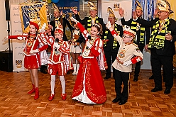03 Kostuem KGBaerl 2025-01-25 16  Unser erster Tour-Tag - Unser Tourtag beginnt schon am Freitagabend bei der Gemeinschaftssitzung von der Eherngarde und dem Löschzug Stadtmitte in der „Alten Feuerwache“. Weite geht es dann am frühen Abend Bein Kinderkarneval von Rot-Weiß Hamborn-Marxloh. Von dort fahren wir auf die andere Rheinseite zum III. Kostümball der 1. KG Baerl. Der letzte Auftritt ist dann auf der Prunksitzung der KG Sonniger Süden in der Falkstraße. : DVPJ, Holger II, Kinderprinz Phil II., Prinzessin, Mia I., Prinzessin Mia I., HDK, Duisburg, Karneval, Helau, Tollität, Event, Session 2024, Session 2025, Hauptausschuss, Gemeinschaft, Hauptausschuss Karneval Duisburg, Duisburg ist echt