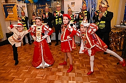 03 Kostuem KGBaerl 2025-01-25 20  Unser erster Tour-Tag - Unser Tourtag beginnt schon am Freitagabend bei der Gemeinschaftssitzung von der Eherngarde und dem Löschzug Stadtmitte in der „Alten Feuerwache“. Weite geht es dann am frühen Abend Bein Kinderkarneval von Rot-Weiß Hamborn-Marxloh. Von dort fahren wir auf die andere Rheinseite zum III. Kostümball der 1. KG Baerl. Der letzte Auftritt ist dann auf der Prunksitzung der KG Sonniger Süden in der Falkstraße. : DVPJ, Holger II, Kinderprinz Phil II., Prinzessin, Mia I., Prinzessin Mia I., HDK, Duisburg, Karneval, Helau, Tollität, Event, Session 2024, Session 2025, Hauptausschuss, Gemeinschaft, Hauptausschuss Karneval Duisburg, Duisburg ist echt