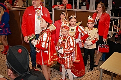04 Prunks SonnSued 2025-01-25 03  Unser erster Tour-Tag - Unser Tourtag beginnt schon am Freitagabend bei der Gemeinschaftssitzung von der Eherngarde und dem Löschzug Stadtmitte in der „Alten Feuerwache“. Weite geht es dann am frühen Abend Bein Kinderkarneval von Rot-Weiß Hamborn-Marxloh. Von dort fahren wir auf die andere Rheinseite zum III. Kostümball der 1. KG Baerl. Der letzte Auftritt ist dann auf der Prunksitzung der KG Sonniger Süden in der Falkstraße. : DVPJ, Holger II, Kinderprinz Phil II., Prinzessin, Mia I., Prinzessin Mia I., HDK, Duisburg, Karneval, Helau, Tollität, Event, Session 2024, Session 2025, Hauptausschuss, Gemeinschaft, Hauptausschuss Karneval Duisburg, Duisburg ist echt