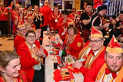04 Prunks SonnSued 2025-01-25 06  Unser erster Tour-Tag - Unser Tourtag beginnt schon am Freitagabend bei der Gemeinschaftssitzung von der Eherngarde und dem Löschzug Stadtmitte in der „Alten Feuerwache“. Weite geht es dann am frühen Abend Bein Kinderkarneval von Rot-Weiß Hamborn-Marxloh. Von dort fahren wir auf die andere Rheinseite zum III. Kostümball der 1. KG Baerl. Der letzte Auftritt ist dann auf der Prunksitzung der KG Sonniger Süden in der Falkstraße. : DVPJ, Holger II, Kinderprinz Phil II., Prinzessin, Mia I., Prinzessin Mia I., HDK, Duisburg, Karneval, Helau, Tollität, Event, Session 2024, Session 2025, Hauptausschuss, Gemeinschaft, Hauptausschuss Karneval Duisburg, Duisburg ist echt