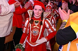 04 Prunks SonnSued 2025-01-25 08  Unser erster Tour-Tag - Unser Tourtag beginnt schon am Freitagabend bei der Gemeinschaftssitzung von der Eherngarde und dem Löschzug Stadtmitte in der „Alten Feuerwache“. Weite geht es dann am frühen Abend Bein Kinderkarneval von Rot-Weiß Hamborn-Marxloh. Von dort fahren wir auf die andere Rheinseite zum III. Kostümball der 1. KG Baerl. Der letzte Auftritt ist dann auf der Prunksitzung der KG Sonniger Süden in der Falkstraße. : DVPJ, Holger II, Kinderprinz Phil II., Prinzessin, Mia I., Prinzessin Mia I., HDK, Duisburg, Karneval, Helau, Tollität, Event, Session 2024, Session 2025, Hauptausschuss, Gemeinschaft, Hauptausschuss Karneval Duisburg, Duisburg ist echt