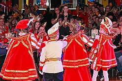 04 Prunks SonnSued 2025-01-25 17  Unser erster Tour-Tag - Unser Tourtag beginnt schon am Freitagabend bei der Gemeinschaftssitzung von der Eherngarde und dem Löschzug Stadtmitte in der „Alten Feuerwache“. Weite geht es dann am frühen Abend Bein Kinderkarneval von Rot-Weiß Hamborn-Marxloh. Von dort fahren wir auf die andere Rheinseite zum III. Kostümball der 1. KG Baerl. Der letzte Auftritt ist dann auf der Prunksitzung der KG Sonniger Süden in der Falkstraße. : DVPJ, Holger II, Kinderprinz Phil II., Prinzessin, Mia I., Prinzessin Mia I., HDK, Duisburg, Karneval, Helau, Tollität, Event, Session 2024, Session 2025, Hauptausschuss, Gemeinschaft, Hauptausschuss Karneval Duisburg, Duisburg ist echt