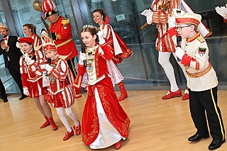 DuisburgKontor 2025-01-29 05  Duisburg ist echt, Karneval - Die Kinderprinzencrew und Stadtprinz Holger II. waren zur Stippvisite ins CityPalais gekommen, besuch des Duisburg Kontor. Der jecke Adelsbesuch wurde herzlich empfangen und Geschäftsführer Uwe Kluge begrüßte den hohen närrischen Nachwuchs in der VIP Lounge. : DVPJ, Holger II, Kinderprinz Phil II., Prinzessin, Mia I., Prinzessin Mia I., HDK, Duisburg, Karneval, Helau, Tollität, Event, Session 2024, Session 2025, Hauptausschuss, Gemeinschaft, Hauptausschuss Karneval Duisburg, Duisburg ist echt