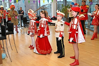 DuisburgKontor 2025-01-29 09  Duisburg ist echt, Karneval - Die Kinderprinzencrew und Stadtprinz Holger II. waren zur Stippvisite ins CityPalais gekommen, besuch des Duisburg Kontor. Der jecke Adelsbesuch wurde herzlich empfangen und Geschäftsführer Uwe Kluge begrüßte den hohen närrischen Nachwuchs in der VIP Lounge. : DVPJ, Holger II, Kinderprinz Phil II., Prinzessin, Mia I., Prinzessin Mia I., HDK, Duisburg, Karneval, Helau, Tollität, Event, Session 2024, Session 2025, Hauptausschuss, Gemeinschaft, Hauptausschuss Karneval Duisburg, Duisburg ist echt