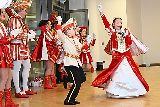 DuisburgKontor 2025-01-29 11  Duisburg ist echt, Karneval - Die Kinderprinzencrew und Stadtprinz Holger II. waren zur Stippvisite ins CityPalais gekommen, besuch des Duisburg Kontor. Der jecke Adelsbesuch wurde herzlich empfangen und Geschäftsführer Uwe Kluge begrüßte den hohen närrischen Nachwuchs in der VIP Lounge. : DVPJ, Holger II, Kinderprinz Phil II., Prinzessin, Mia I., Prinzessin Mia I., HDK, Duisburg, Karneval, Helau, Tollität, Event, Session 2024, Session 2025, Hauptausschuss, Gemeinschaft, Hauptausschuss Karneval Duisburg, Duisburg ist echt