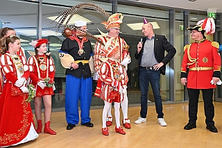 DuisburgKontor 2025-01-29 14  Duisburg ist echt, Karneval - Die Kinderprinzencrew und Stadtprinz Holger II. waren zur Stippvisite ins CityPalais gekommen, besuch des Duisburg Kontor. Der jecke Adelsbesuch wurde herzlich empfangen und Geschäftsführer Uwe Kluge begrüßte den hohen närrischen Nachwuchs in der VIP Lounge. : DVPJ, Holger II, Kinderprinz Phil II., Prinzessin, Mia I., Prinzessin Mia I., HDK, Duisburg, Karneval, Helau, Tollität, Event, Session 2024, Session 2025, Hauptausschuss, Gemeinschaft, Hauptausschuss Karneval Duisburg, Duisburg ist echt