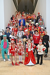 DuisburgKontor 2025-01-29 15  Duisburg ist echt, Karneval - Die Kinderprinzencrew und Stadtprinz Holger II. waren zur Stippvisite ins CityPalais gekommen, besuch des Duisburg Kontor. Der jecke Adelsbesuch wurde herzlich empfangen und Geschäftsführer Uwe Kluge begrüßte den hohen närrischen Nachwuchs in der VIP Lounge. : DVPJ, Holger II, Kinderprinz Phil II., Prinzessin, Mia I., Prinzessin Mia I., HDK, Duisburg, Karneval, Helau, Tollität, Event, Session 2024, Session 2025, Hauptausschuss, Gemeinschaft, Hauptausschuss Karneval Duisburg, Duisburg ist echt
