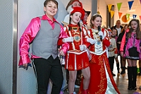 01 SchuetzenKinderkarne 2025-02-01 18  Samstags-Tour, 1. Februar - Unsere Tour begann beim Kinderkarneval des BdSJ Duisburg Buchholz. Von dort ging in die randvolle Glückauf-Halle in Homberg zur Damensitzung der Homburger Narrenzunft. Danach haben Mia und Lea ihr Heimspiel bei der Mädchensitzung der Stadtgarde im Gertrud-Bäumer-Berufskolleg. Im Eiltempo fuhren wir dann zur Fahrerstraße, wo im Kirchort die Damensitzung der Marxloher-Jecken auf uns wartete. Letzte Station dann wieder in der City. In der Gesamtschule an Falkstraße feierte KG Balu-Gold ihrer Prunksitzung. : DVPJ, Holger II, Kinderprinz Phil II., Prinzessin, Mia I., Prinzessin Mia I., HDK, Duisburg, Karneval, Helau, Tollität, Event, Session 2024, Session 2025, Hauptausschuss, Gemeinschaft, Hauptausschuss Karneval Duisburg, Duisburg ist echt