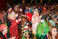 02 DamensNarrenzu 2025-2-01 06  Samstags-Tour, 1. Februar - Unsere Tour begann beim Kinderkarneval des BdSJ Duisburg Buchholz. Von dort ging in die randvolle Glückauf-Halle in Homberg zur Damensitzung der Homburger Narrenzunft. Danach haben Mia und Lea ihr Heimspiel bei der Mädchensitzung der Stadtgarde im Gertrud-Bäumer-Berufskolleg. Im Eiltempo fuhren wir dann zur Fahrerstraße, wo im Kirchort die Damensitzung der Marxloher-Jecken auf uns wartete. Letzte Station dann wieder in der City. In der Gesamtschule an Falkstraße feierte KG Balu-Gold ihrer Prunksitzung. : DVPJ, Holger II, Kinderprinz Phil II., Prinzessin, Mia I., Prinzessin Mia I., HDK, Duisburg, Karneval, Helau, Tollität, Event, Session 2024, Session 2025, Hauptausschuss, Gemeinschaft, Hauptausschuss Karneval Duisburg, Duisburg ist echt