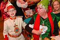 02 DamensNarrenzu 2025-2-01 09  Samstags-Tour, 1. Februar - Unsere Tour begann beim Kinderkarneval des BdSJ Duisburg Buchholz. Von dort ging in die randvolle Glückauf-Halle in Homberg zur Damensitzung der Homburger Narrenzunft. Danach haben Mia und Lea ihr Heimspiel bei der Mädchensitzung der Stadtgarde im Gertrud-Bäumer-Berufskolleg. Im Eiltempo fuhren wir dann zur Fahrerstraße, wo im Kirchort die Damensitzung der Marxloher-Jecken auf uns wartete. Letzte Station dann wieder in der City. In der Gesamtschule an Falkstraße feierte KG Balu-Gold ihrer Prunksitzung. : DVPJ, Holger II, Kinderprinz Phil II., Prinzessin, Mia I., Prinzessin Mia I., HDK, Duisburg, Karneval, Helau, Tollität, Event, Session 2024, Session 2025, Hauptausschuss, Gemeinschaft, Hauptausschuss Karneval Duisburg, Duisburg ist echt