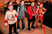 02 DamensNarrenzu 2025-2-01 10  Samstags-Tour, 1. Februar - Unsere Tour begann beim Kinderkarneval des BdSJ Duisburg Buchholz. Von dort ging in die randvolle Glückauf-Halle in Homberg zur Damensitzung der Homburger Narrenzunft. Danach haben Mia und Lea ihr Heimspiel bei der Mädchensitzung der Stadtgarde im Gertrud-Bäumer-Berufskolleg. Im Eiltempo fuhren wir dann zur Fahrerstraße, wo im Kirchort die Damensitzung der Marxloher-Jecken auf uns wartete. Letzte Station dann wieder in der City. In der Gesamtschule an Falkstraße feierte KG Balu-Gold ihrer Prunksitzung. : DVPJ, Holger II, Kinderprinz Phil II., Prinzessin, Mia I., Prinzessin Mia I., HDK, Duisburg, Karneval, Helau, Tollität, Event, Session 2024, Session 2025, Hauptausschuss, Gemeinschaft, Hauptausschuss Karneval Duisburg, Duisburg ist echt