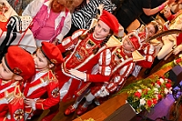 03 MaedchensStadtgarde 2025-2-01 06  Samstags-Tour, 1. Februar - Unsere Tour begann beim Kinderkarneval des BdSJ Duisburg Buchholz. Von dort ging in die randvolle Glückauf-Halle in Homberg zur Damensitzung der Homburger Narrenzunft. Danach haben Mia und Lea ihr Heimspiel bei der Mädchensitzung der Stadtgarde im Gertrud-Bäumer-Berufskolleg. Im Eiltempo fuhren wir dann zur Fahrerstraße, wo im Kirchort die Damensitzung der Marxloher-Jecken auf uns wartete. Letzte Station dann wieder in der City. In der Gesamtschule an Falkstraße feierte KG Balu-Gold ihrer Prunksitzung. : DVPJ, Holger II, Kinderprinz Phil II., Prinzessin, Mia I., Prinzessin Mia I., HDK, Duisburg, Karneval, Helau, Tollität, Event, Session 2024, Session 2025, Hauptausschuss, Gemeinschaft, Hauptausschuss Karneval Duisburg, Duisburg ist echt