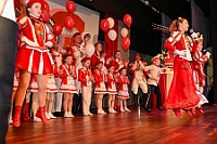 03 MaedchensStadtgarde 2025-2-01 18  Samstags-Tour, 1. Februar - Unsere Tour begann beim Kinderkarneval des BdSJ Duisburg Buchholz. Von dort ging in die randvolle Glückauf-Halle in Homberg zur Damensitzung der Homburger Narrenzunft. Danach haben Mia und Lea ihr Heimspiel bei der Mädchensitzung der Stadtgarde im Gertrud-Bäumer-Berufskolleg. Im Eiltempo fuhren wir dann zur Fahrerstraße, wo im Kirchort die Damensitzung der Marxloher-Jecken auf uns wartete. Letzte Station dann wieder in der City. In der Gesamtschule an Falkstraße feierte KG Balu-Gold ihrer Prunksitzung. : DVPJ, Holger II, Kinderprinz Phil II., Prinzessin, Mia I., Prinzessin Mia I., HDK, Duisburg, Karneval, Helau, Tollität, Event, Session 2024, Session 2025, Hauptausschuss, Gemeinschaft, Hauptausschuss Karneval Duisburg, Duisburg ist echt