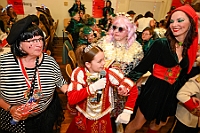 03 MaedchensStadtgarde 2025-2-01 21  Samstags-Tour, 1. Februar - Unsere Tour begann beim Kinderkarneval des BdSJ Duisburg Buchholz. Von dort ging in die randvolle Glückauf-Halle in Homberg zur Damensitzung der Homburger Narrenzunft. Danach haben Mia und Lea ihr Heimspiel bei der Mädchensitzung der Stadtgarde im Gertrud-Bäumer-Berufskolleg. Im Eiltempo fuhren wir dann zur Fahrerstraße, wo im Kirchort die Damensitzung der Marxloher-Jecken auf uns wartete. Letzte Station dann wieder in der City. In der Gesamtschule an Falkstraße feierte KG Balu-Gold ihrer Prunksitzung. : DVPJ, Holger II, Kinderprinz Phil II., Prinzessin, Mia I., Prinzessin Mia I., HDK, Duisburg, Karneval, Helau, Tollität, Event, Session 2024, Session 2025, Hauptausschuss, Gemeinschaft, Hauptausschuss Karneval Duisburg, Duisburg ist echt