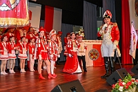 03 MaedchensStadtgarde 2025-2-01 24  Samstags-Tour, 1. Februar - Unsere Tour begann beim Kinderkarneval des BdSJ Duisburg Buchholz. Von dort ging in die randvolle Glückauf-Halle in Homberg zur Damensitzung der Homburger Narrenzunft. Danach haben Mia und Lea ihr Heimspiel bei der Mädchensitzung der Stadtgarde im Gertrud-Bäumer-Berufskolleg. Im Eiltempo fuhren wir dann zur Fahrerstraße, wo im Kirchort die Damensitzung der Marxloher-Jecken auf uns wartete. Letzte Station dann wieder in der City. In der Gesamtschule an Falkstraße feierte KG Balu-Gold ihrer Prunksitzung. : DVPJ, Holger II, Kinderprinz Phil II., Prinzessin, Mia I., Prinzessin Mia I., HDK, Duisburg, Karneval, Helau, Tollität, Event, Session 2024, Session 2025, Hauptausschuss, Gemeinschaft, Hauptausschuss Karneval Duisburg, Duisburg ist echt