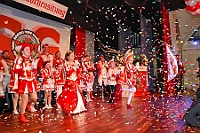 03 MaedchensStadtgarde 2025-2-01 28  Samstags-Tour, 1. Februar - Unsere Tour begann beim Kinderkarneval des BdSJ Duisburg Buchholz. Von dort ging in die randvolle Glückauf-Halle in Homberg zur Damensitzung der Homburger Narrenzunft. Danach haben Mia und Lea ihr Heimspiel bei der Mädchensitzung der Stadtgarde im Gertrud-Bäumer-Berufskolleg. Im Eiltempo fuhren wir dann zur Fahrerstraße, wo im Kirchort die Damensitzung der Marxloher-Jecken auf uns wartete. Letzte Station dann wieder in der City. In der Gesamtschule an Falkstraße feierte KG Balu-Gold ihrer Prunksitzung. : DVPJ, Holger II, Kinderprinz Phil II., Prinzessin, Mia I., Prinzessin Mia I., HDK, Duisburg, Karneval, Helau, Tollität, Event, Session 2024, Session 2025, Hauptausschuss, Gemeinschaft, Hauptausschuss Karneval Duisburg, Duisburg ist echt