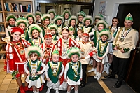04 DamenParty MarxJeck 2025-2-01 04  Samstags-Tour, 1. Februar - Unsere Tour begann beim Kinderkarneval des BdSJ Duisburg Buchholz. Von dort ging in die randvolle Glückauf-Halle in Homberg zur Damensitzung der Homburger Narrenzunft. Danach haben Mia und Lea ihr Heimspiel bei der Mädchensitzung der Stadtgarde im Gertrud-Bäumer-Berufskolleg. Im Eiltempo fuhren wir dann zur Fahrerstraße, wo im Kirchort die Damensitzung der Marxloher-Jecken auf uns wartete. Letzte Station dann wieder in der City. In der Gesamtschule an Falkstraße feierte KG Balu-Gold ihrer Prunksitzung. : DVPJ, Holger II, Kinderprinz Phil II., Prinzessin, Mia I., Prinzessin Mia I., HDK, Duisburg, Karneval, Helau, Tollität, Event, Session 2024, Session 2025, Hauptausschuss, Gemeinschaft, Hauptausschuss Karneval Duisburg, Duisburg ist echt