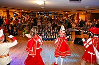 05 KsarvevalsBlauGold 2025-2-01 05  Samstags-Tour, 1. Februar - Unsere Tour begann beim Kinderkarneval des BdSJ Duisburg Buchholz. Von dort ging in die randvolle Glückauf-Halle in Homberg zur Damensitzung der Homburger Narrenzunft. Danach haben Mia und Lea ihr Heimspiel bei der Mädchensitzung der Stadtgarde im Gertrud-Bäumer-Berufskolleg. Im Eiltempo fuhren wir dann zur Fahrerstraße, wo im Kirchort die Damensitzung der Marxloher-Jecken auf uns wartete. Letzte Station dann wieder in der City. In der Gesamtschule an Falkstraße feierte KG Balu-Gold ihrer Prunksitzung. : DVPJ, Holger II, Kinderprinz Phil II., Prinzessin, Mia I., Prinzessin Mia I., HDK, Duisburg, Karneval, Helau, Tollität, Event, Session 2024, Session 2025, Hauptausschuss, Gemeinschaft, Hauptausschuss Karneval Duisburg, Duisburg ist echt